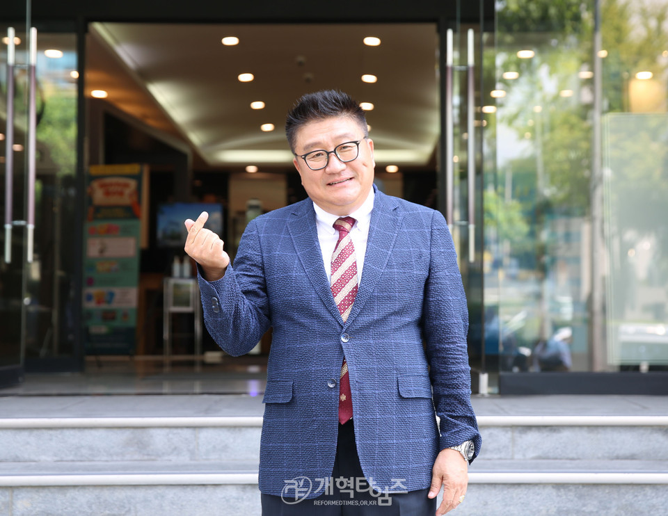 제107회 총회 부회계 후보로 등록한 한복용 장로 모습