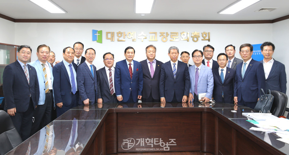 제107회 총회 부회록서기 후보로 등록한 전승덕 목사 모습