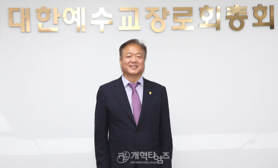 제107회 총회 부회록서기 후보로 등록한 전승덕 목사 모습