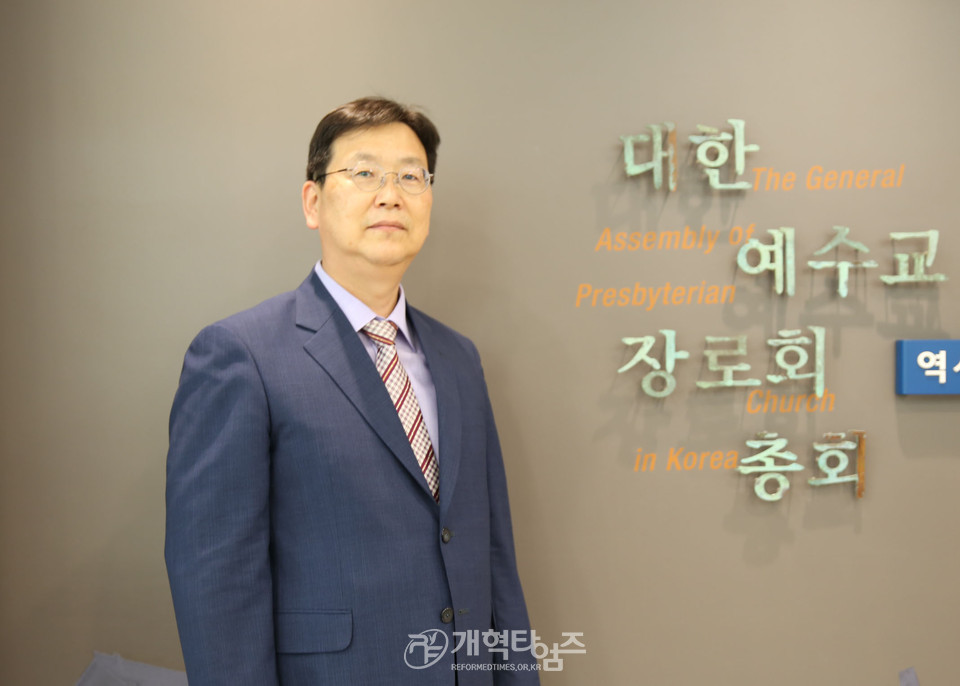 제107회 총회 공천위원장 후보로 등록한 이양수 목사 모습