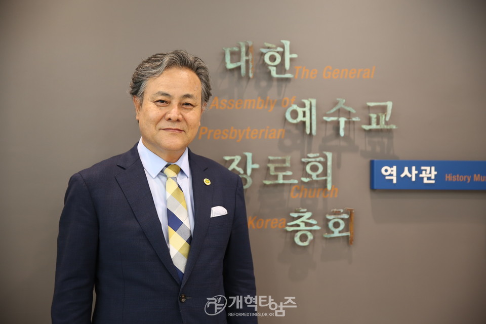 제107회 총회 경목부장 후보로 등록한 정판술 목사 모습