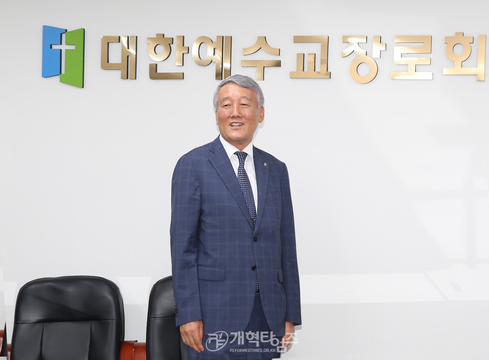 제107회 총회 부회계 후보로 등록한 지동빈 장로 모습