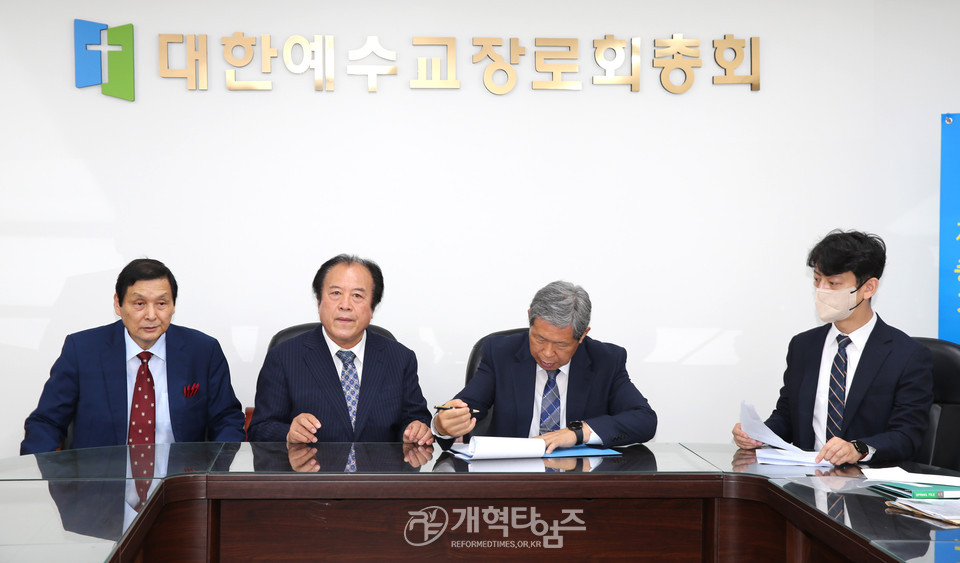 107회 총회 재정부장 후보로 등록한 홍석환 장로 모습
