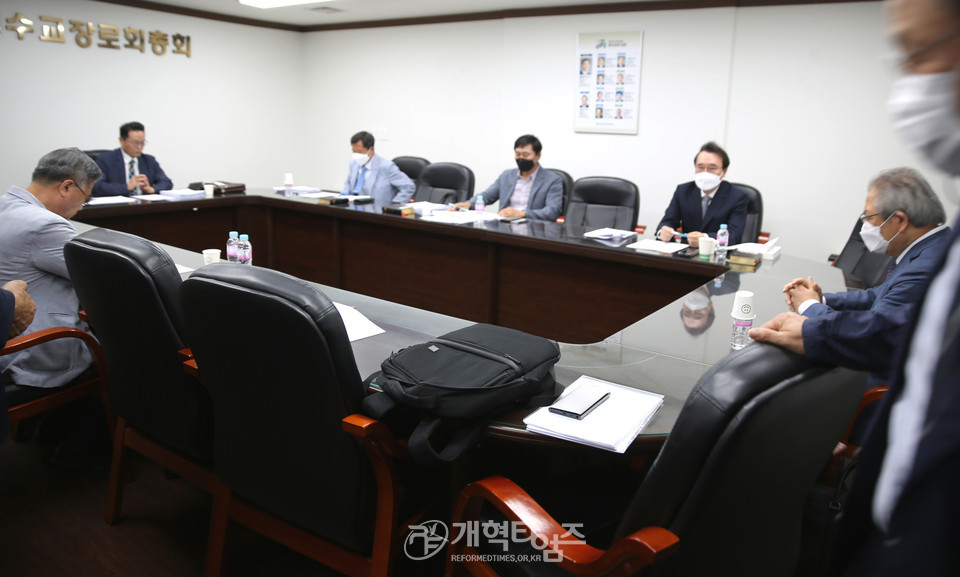 선거관리위원회 심의분과 회의 모습