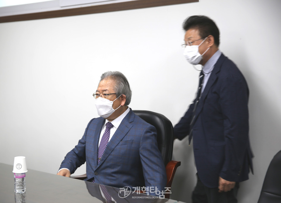 선거관리위원회 심의분과 회의 모습