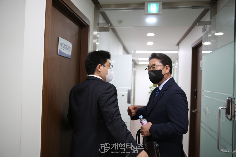 선거관리위원회 심의분과 회의 모습