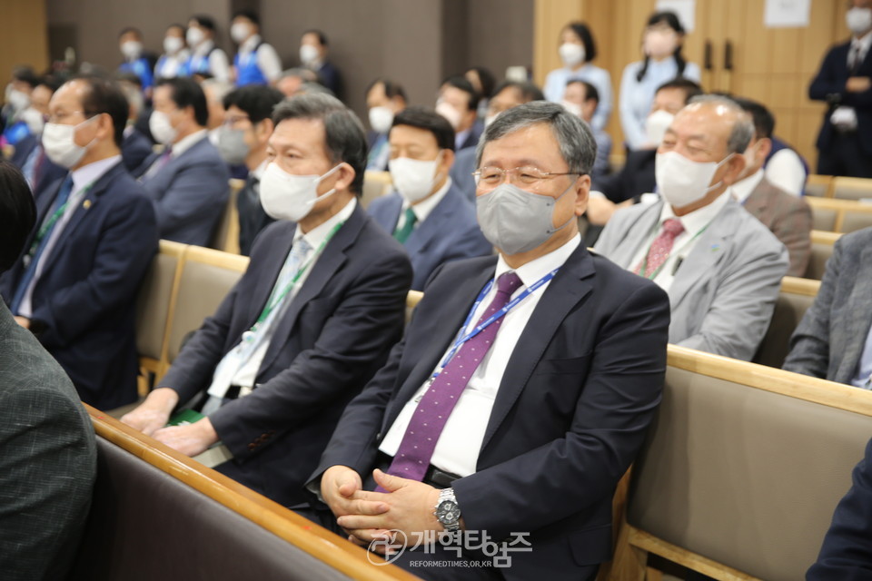 재판국원 이병우 장로(좌측) 모습
