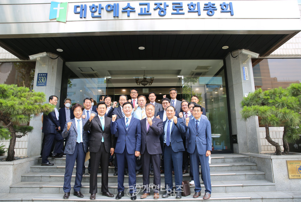제107회 총회 부회록서기 후보로 등록한 전승덕 목사 모습