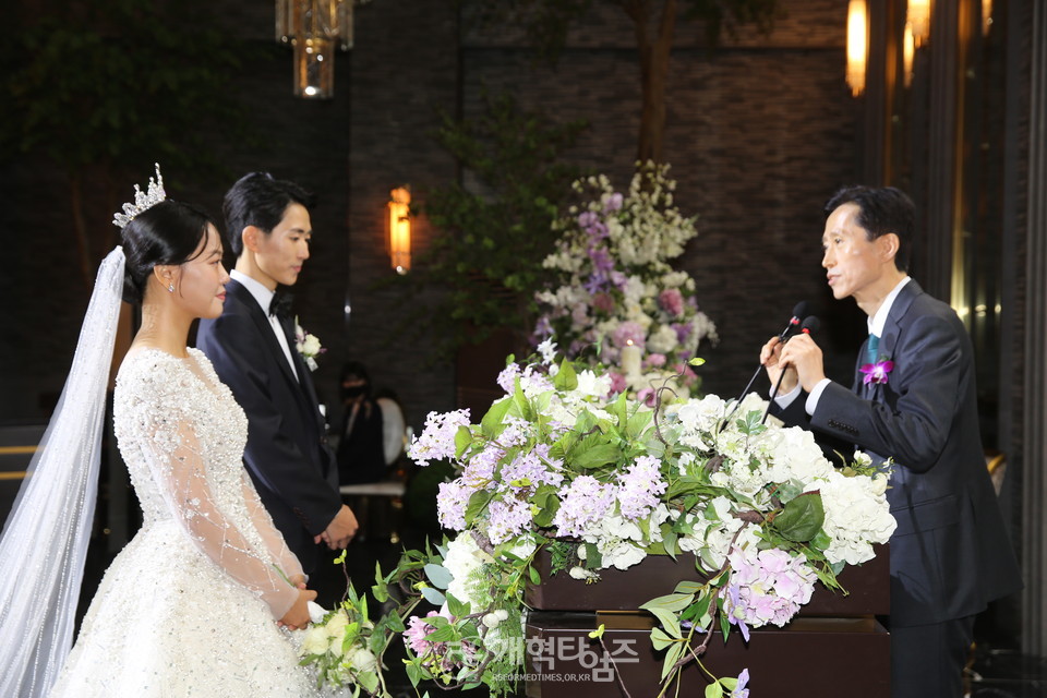 예수열방교회 박순석 목사, 아들 박성호군 결혼감사예배 모습