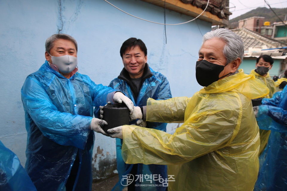 서울지역남전도회연합회 사랑의 연탄ㆍ김치ㆍ라면 나눔행사 모습