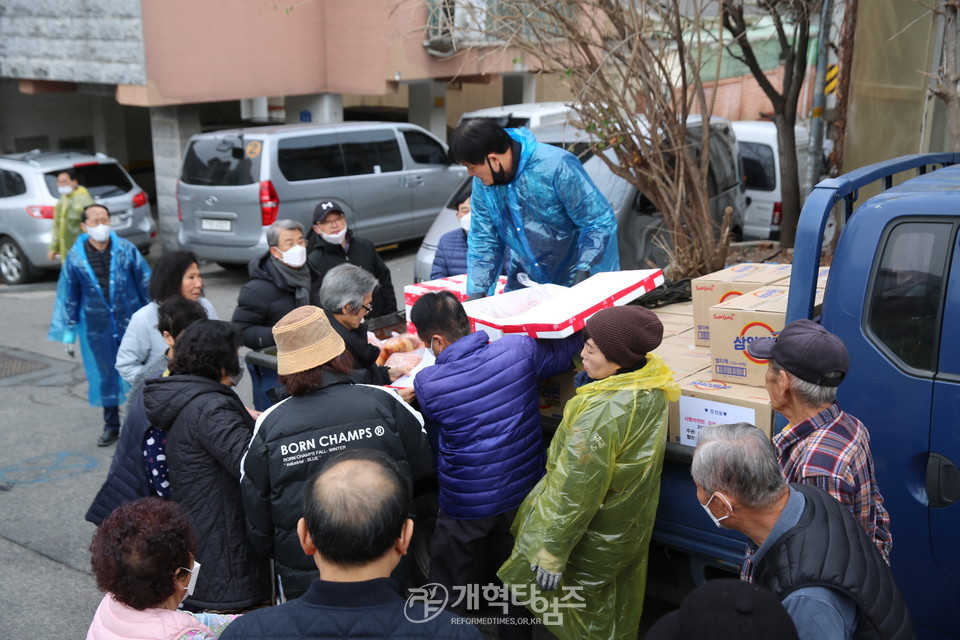 서울지역남전도회연합회 사랑의 연탄ㆍ김치ㆍ라면 나눔행사 모습