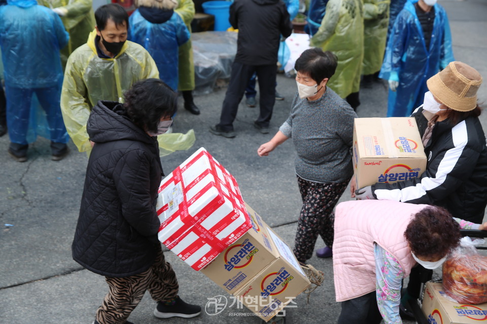 서울지역남전도회연합회 사랑의 연탄ㆍ김치ㆍ라면 나눔행사 모습