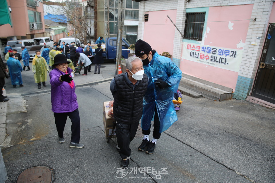 서울지역남전도회연합회 사랑의 연탄ㆍ김치ㆍ라면 나눔행사 모습