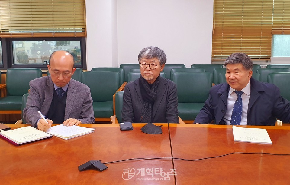 총신대 총장추천위원회, 서기 황선우 교수(좌), 위원장 송태근 목사(가운데), 부위원장 한기영 목사(우) 모습
