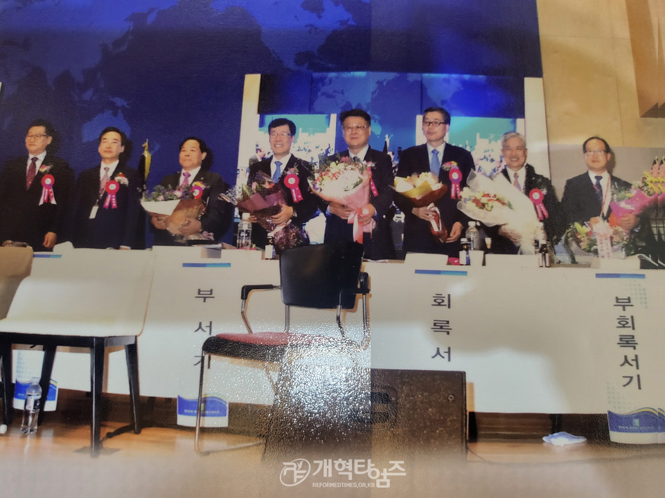 제102회 총회 때의 회록 서기 장재덕 목사 모습