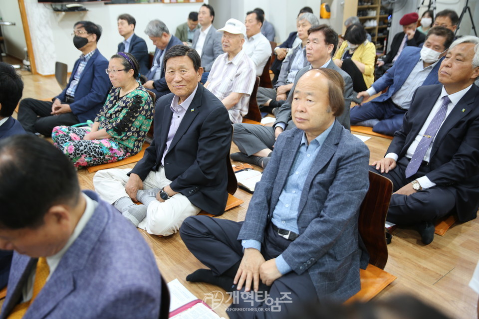 서울지역남전도회, 쪽방촌 사역하는 등대교회 방문 모습