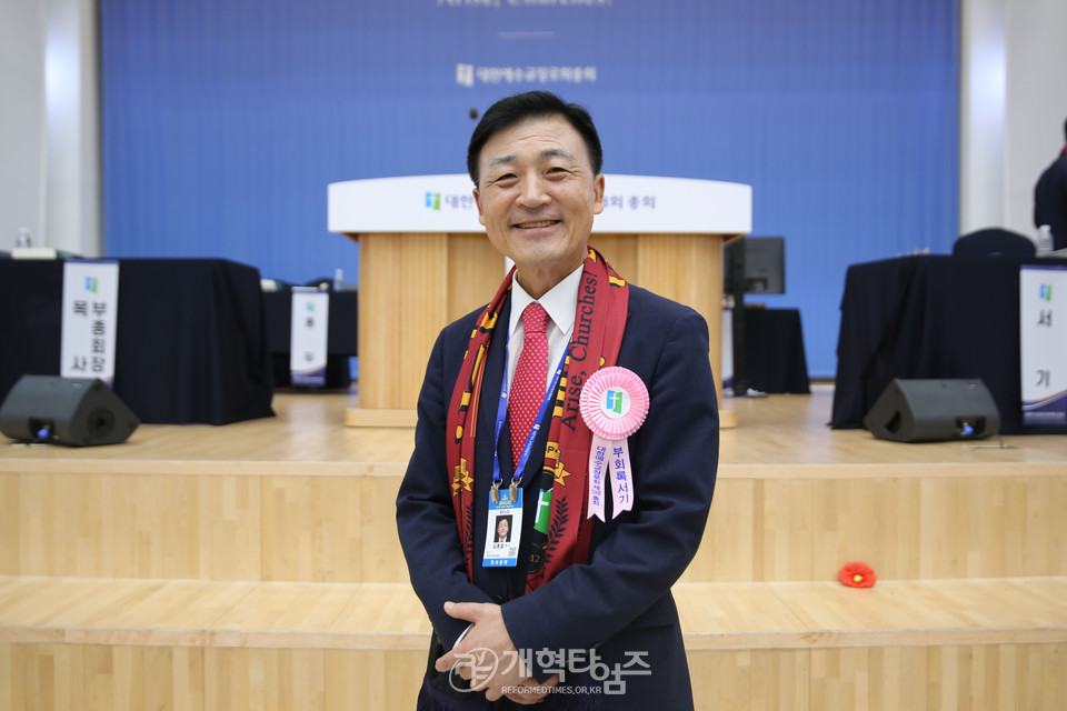 제108회 총회 부회록 서기에 당선된 김종철 목사 모습