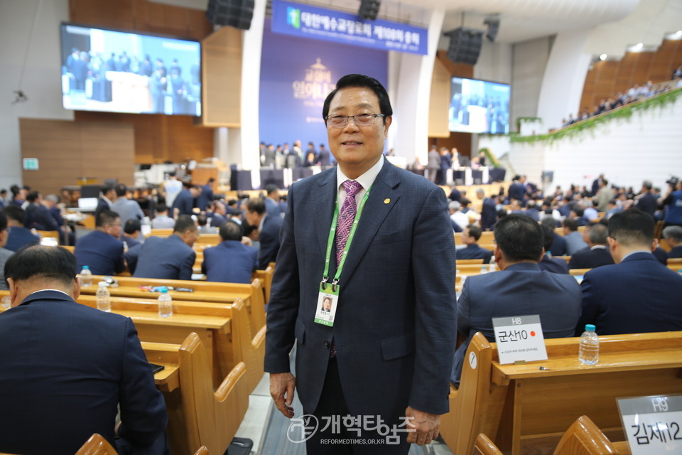 제108회 총회 부회계에 당선된 이민우 장로 모습