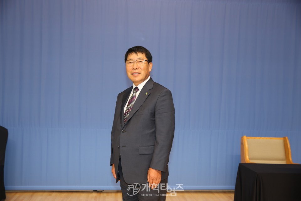 제108회 총회, 회계 김화중 장로 모습