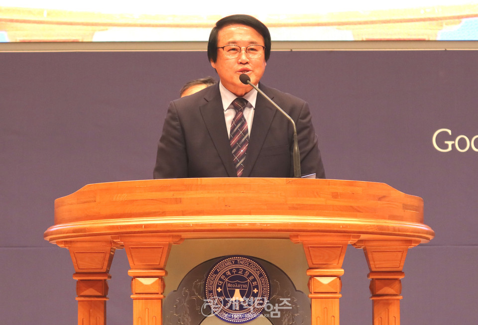 총신대 신대원 총동창회 장학금 전달 예배 모습