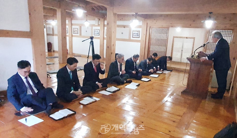 총회 임원들, 소래교회에서 기도회 모습