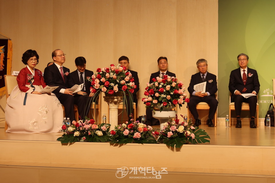 온세계교회, 김용택 목사 원로 추대, 이승원 목사 위임 감사예배 모습