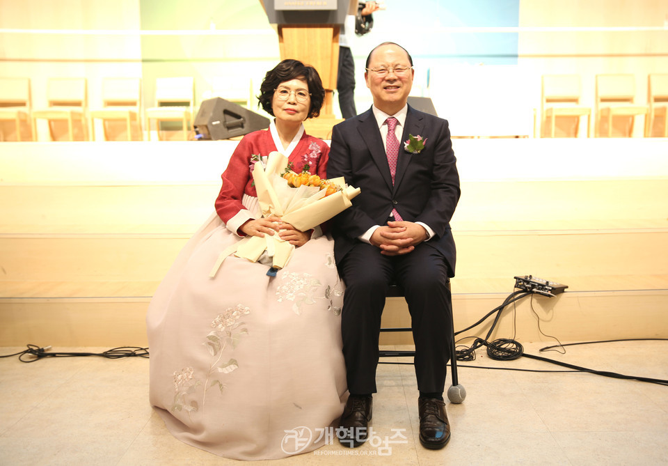 온세계교회, 김용택 목사 원로 추대, 이승원 목사 위임 감사예배 모습