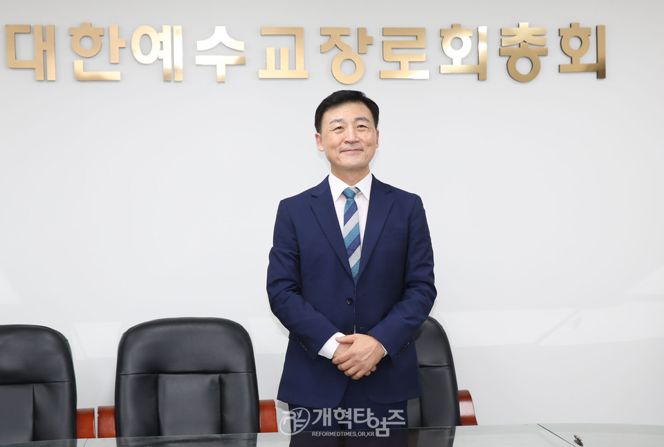 제107회 총회 부서기 후보로 등록한 김종철 목사 모습