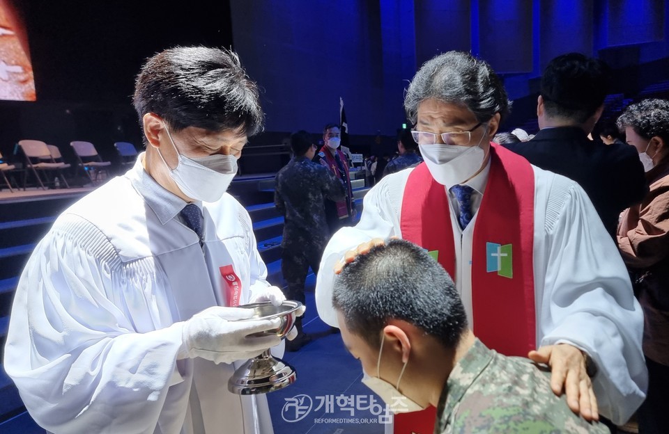 총회군선교회 & 총회군선교부, 「육군훈련소 훈련병 진중세례식」 모습