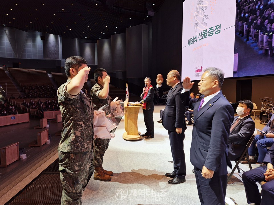 전국남전도회연합회 육군 훈련소 훈련병 진중세례식 모습