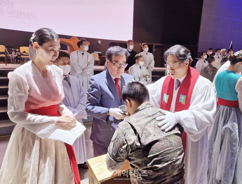 전국남전도회연합회 육군 훈련소 훈련병 진중세례식 모습