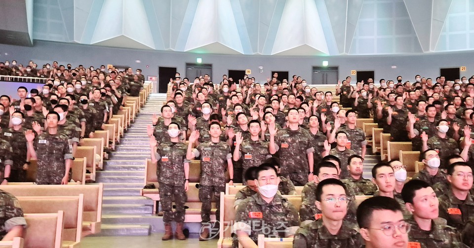 전국남전도회연합회 육군 훈련소 훈련병 진중세례식 모습