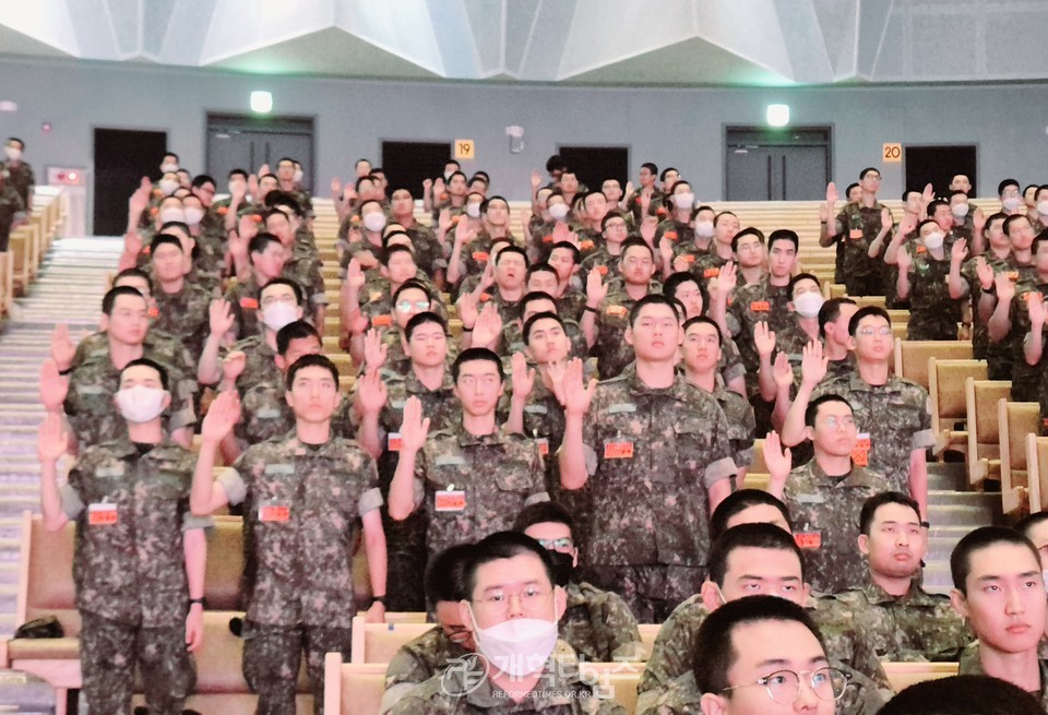 전국남전도회연합회 육군 훈련소 훈련병 진중세례식 모습