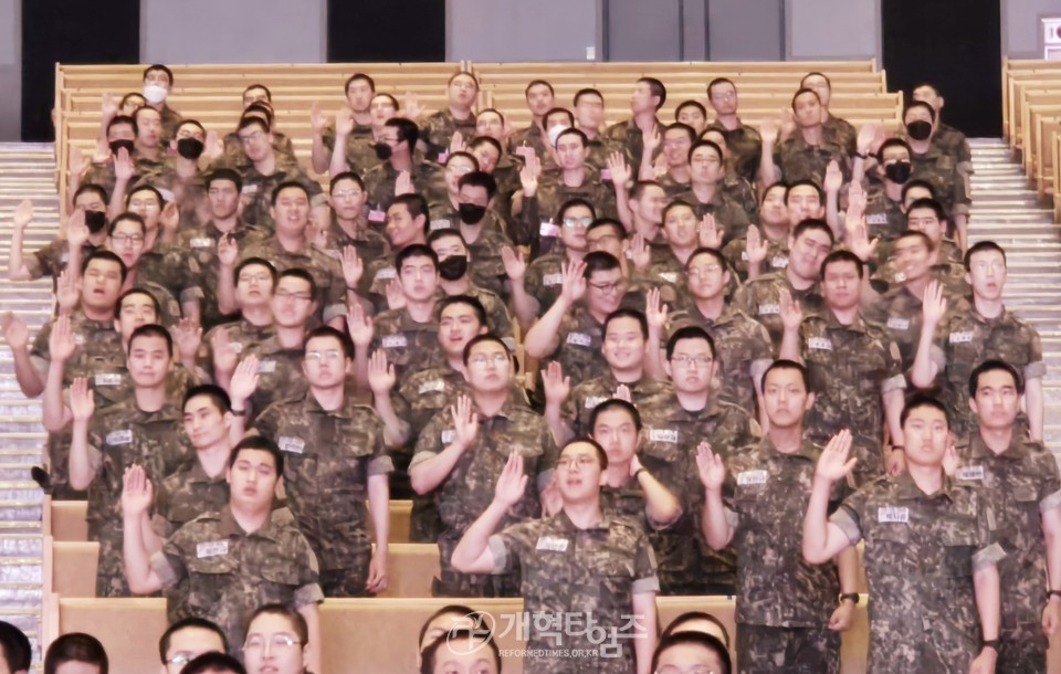 전국남전도회연합회 육군 훈련소 훈련병 진중세례식 모습