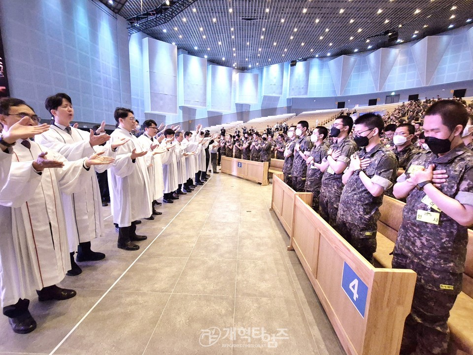 전국남전도회연합회 육군 훈련소 훈련병 진중세례식 모습