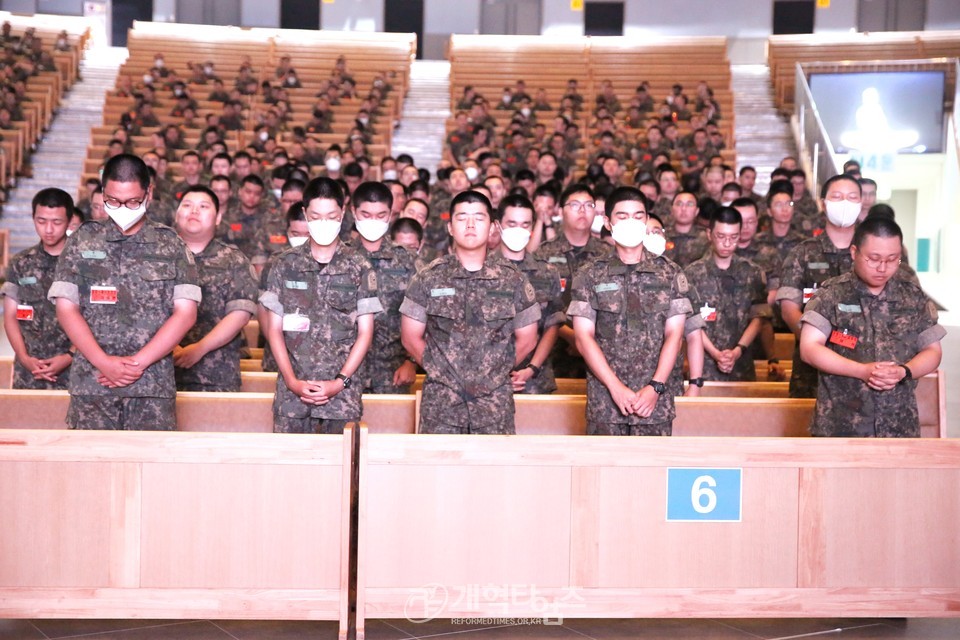 전국남전도회연합회 육군 훈련소 훈련병 진중세례식 모습