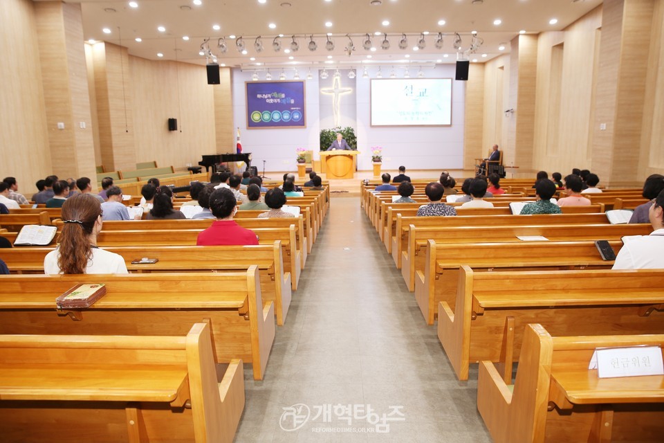 제주동홍교회에서 수요예배 모습