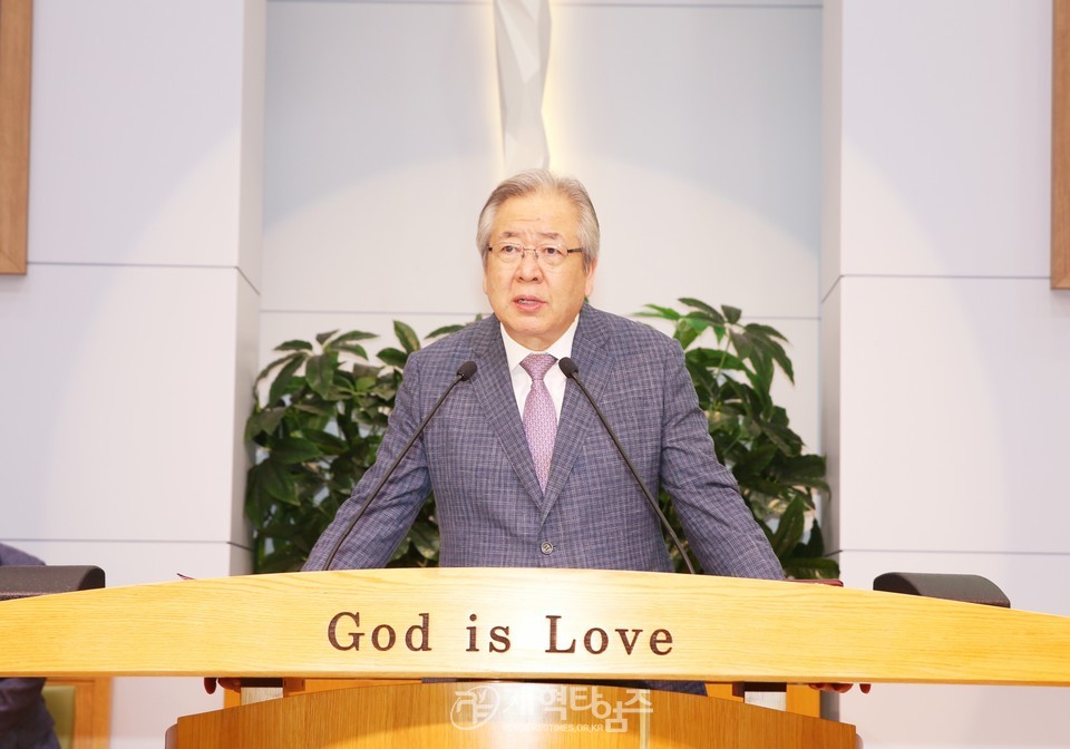 제주동홍교회에서 수요예배 모습
