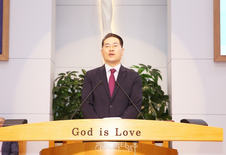제주동홍교회에서 수요예배 모습
