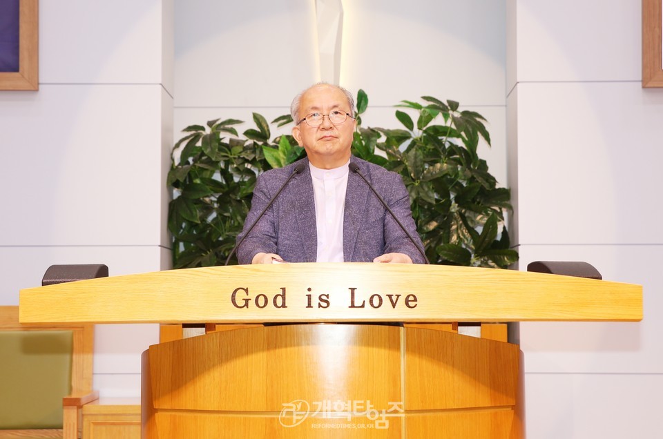 제주동홍교회에서 수요예배 모습