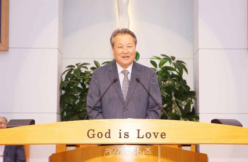 제주동홍교회에서 수요예배 모습