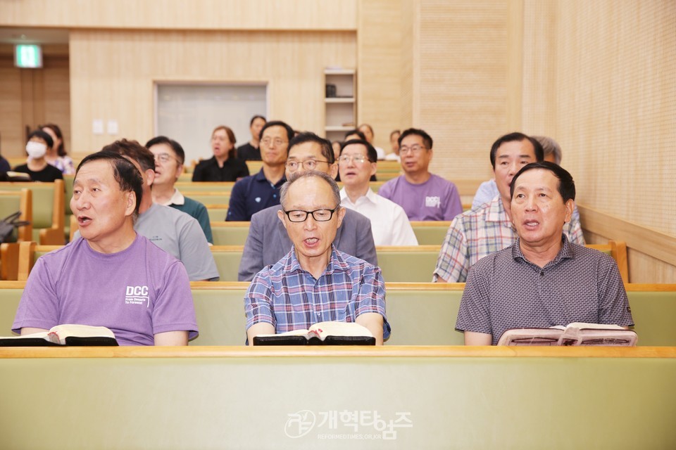 제주동홍교회에서 수요예배 모습