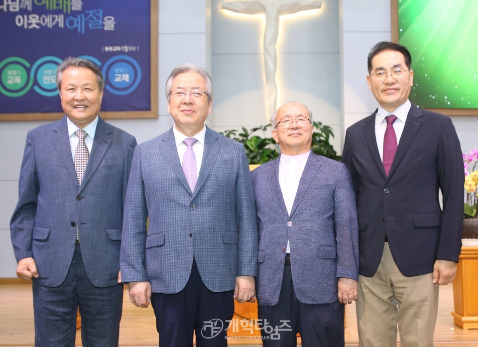 제주동홍교회에서 수요예배 모습