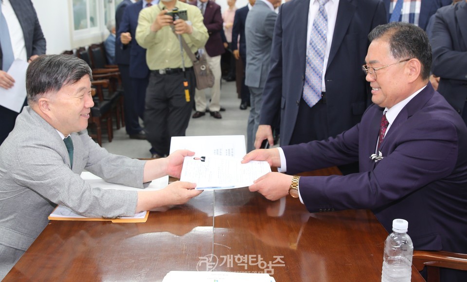 김동관 목사, 제109회 목사 부총회장 예비 후보 등록 모습