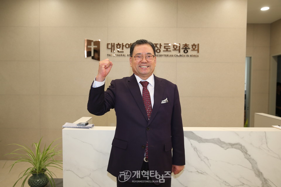 김동관 목사, 제109회 목사 부총회장 예비 후보 등록 모습