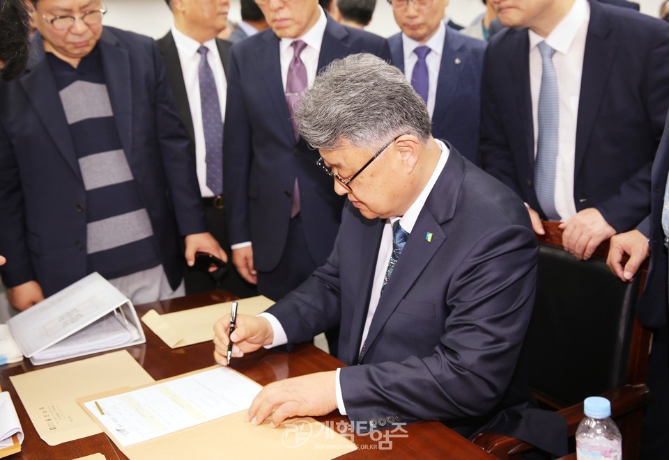 김종혁 목사, 제109회 총회장 예비 후보 등록 모습