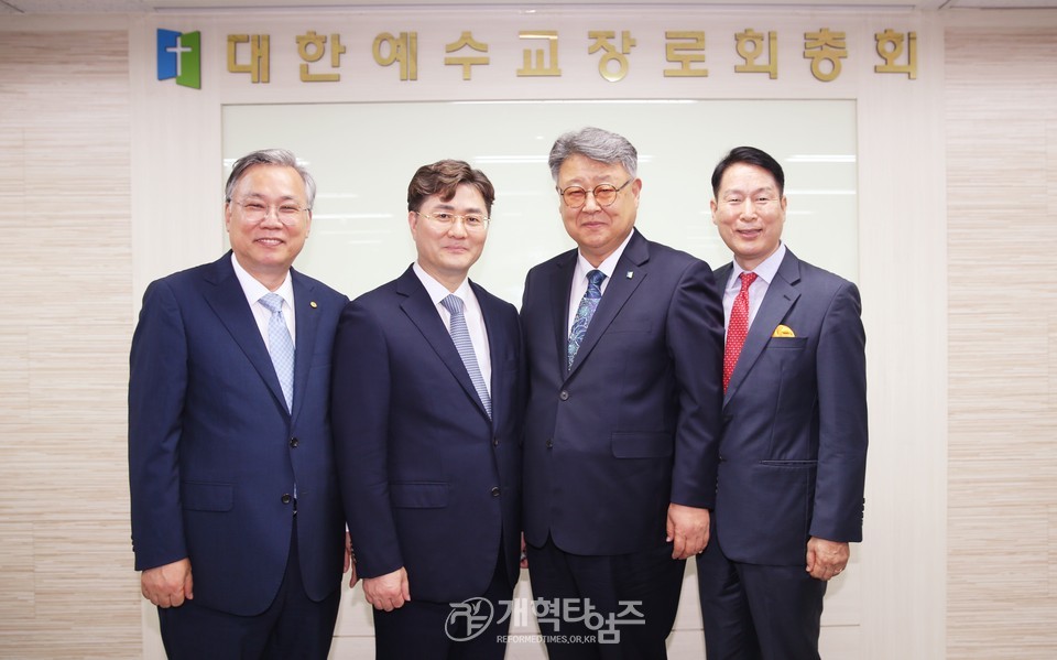 김종혁 목사, 제109회 총회장 예비 후보 등록 모습