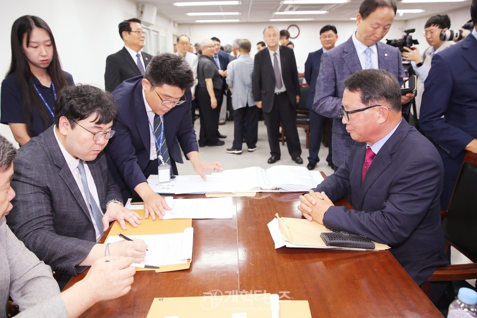 김형곤 장로, 제109회 장로 부총회장 예비 후보 등록 모습