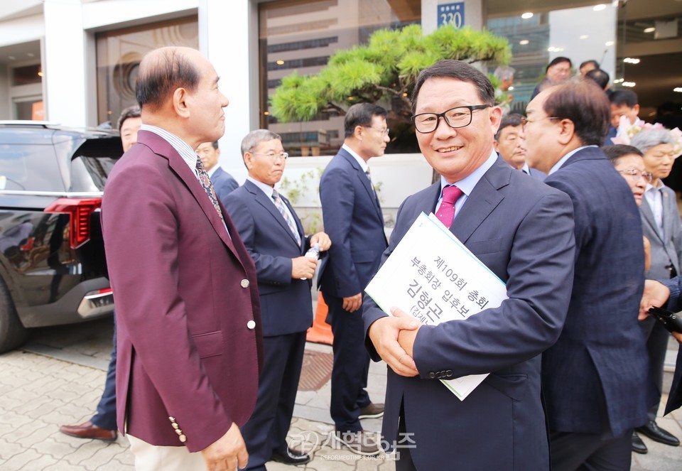 김형곤 장로, 제109회 장로 부총회장 예비 후보 등록 모습