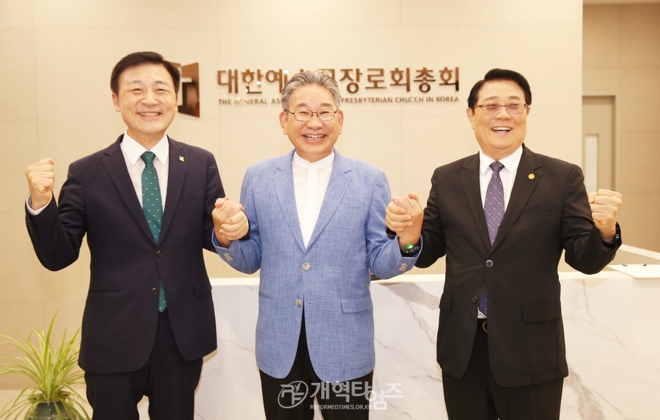 제109회 총회 서기 임병재 목사, 회록서기 김종철 목사, 회계 이민호 장로, 예비 후보 등록 모습